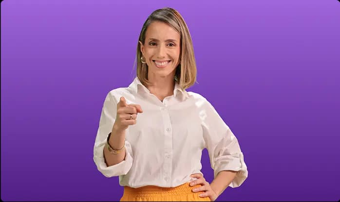 Mujer señalando con confianza para destacar la calificación AA del CDT digital y su respaldo financiero garantizado